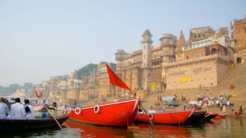 Varanasi: Evening Arti Boat Tour with Dinner