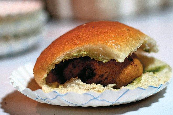 Mumbai : Private Street food walk with Dinner.