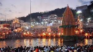 Varanasi: Evening Arti Boat Tour with Dinner