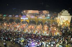 Varanasi: Evening Arti Boat Tour with Dinner