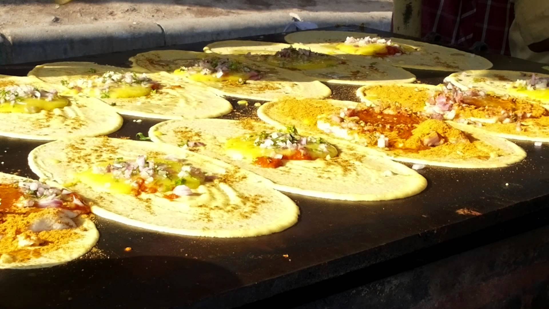 Mumbai : Private Street food walk with Dinner.