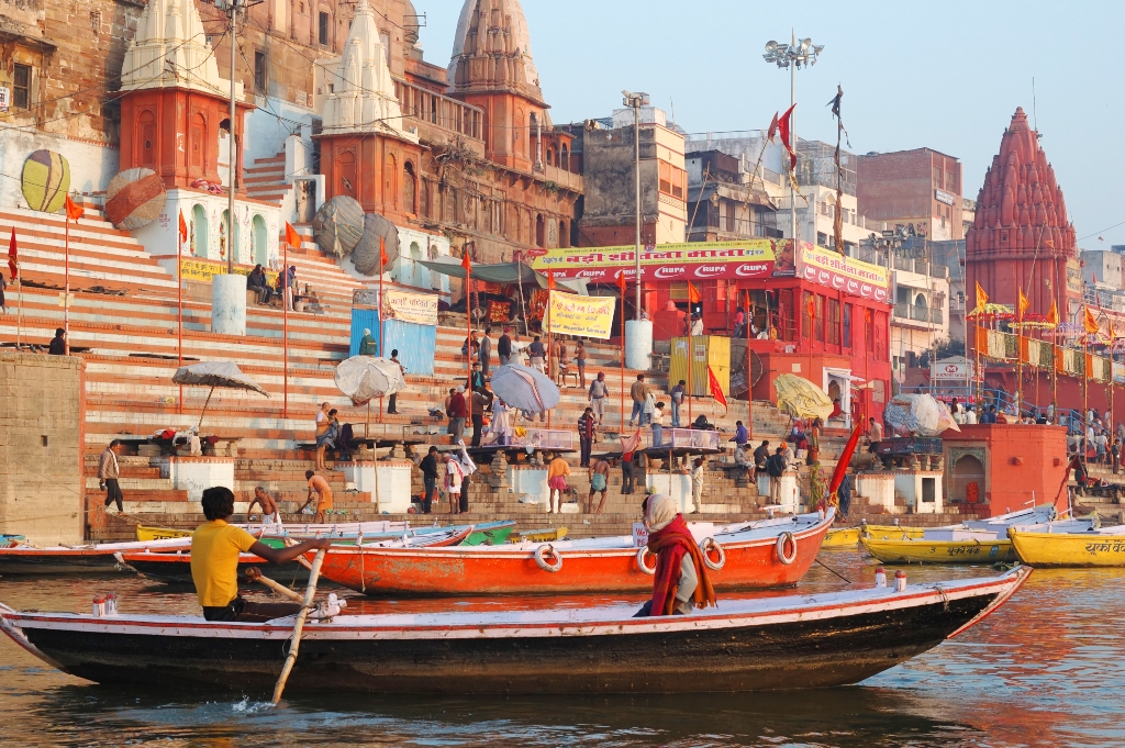 Varanasi:Evening Boat ride Tour with Aarati Ceremony and Dinner