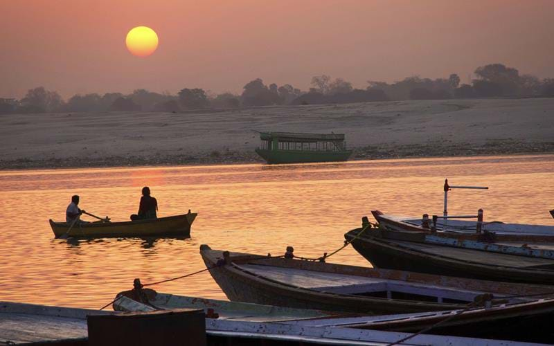 Varanasi: Evening Arti Boat Tour with Dinner