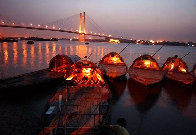 Kolkata - Offbeat Calcutta tour with Boat ride