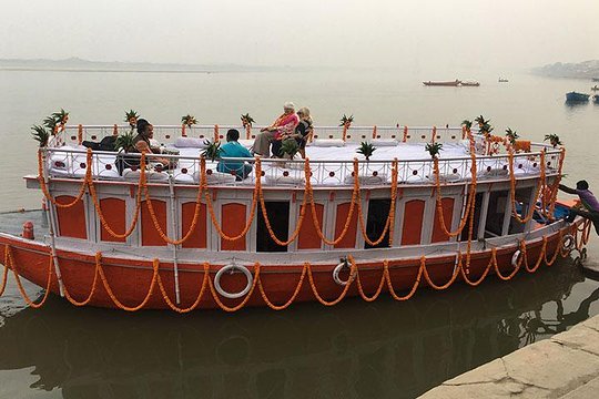 Varanasi: Evening Arti Boat Tour with Dinner