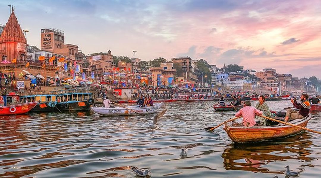 Varanasi:Evening Boat ride Tour with Aarati Ceremony and Dinner