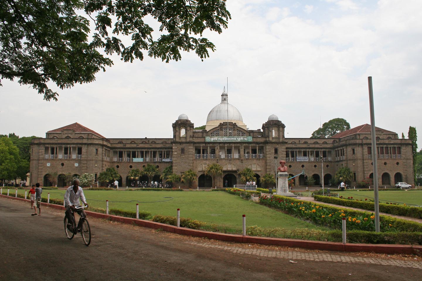 Cycling tour of Pune University complex