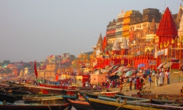 Varanasi: Evening Arti Boat Tour with Dinner
